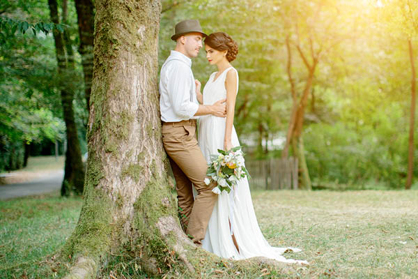 Married couple against a tree